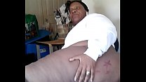 Big Dee zeigt alle Dat Phat Juicy Plumped Ass & Hairy Phat Pussy