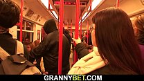 Junger Mann hakt große Brüste Mama in der U-Bahn
