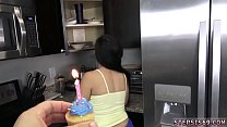 Une milf baise une jeune fille devirginized pour mon anniversaire