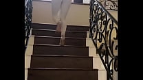 Tess Kielhamer läuft auf der Treppe