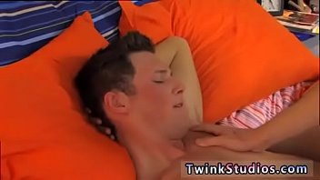 Twinks masturbándose porno gay gratis Él llama a un compañero para que lo ayude, pero hay