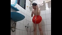 Ragazzo di Taiwan che fa il bagno dal vivo