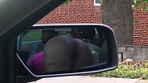 Sexy Chick saugt Schwanz im Auto mit ihrem Arsch aus