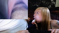 एक लड़की की योनि और मुंह के अंदर देखो।