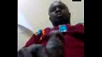 Kamana Jean n'guessan si masturba nel suo ufficio ad Abidjan