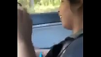 Mädchen saugt Schwanz im Auto