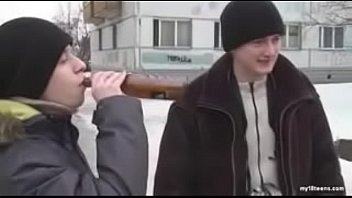 18歳のロシアのの若者が犯された-TEENIEHOT.COM