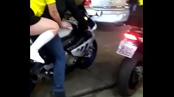 Блондинка катается на мотоцикле в короткой юбке