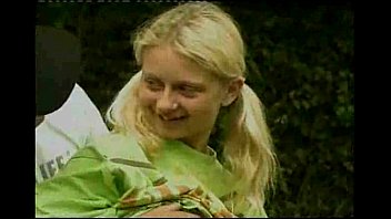Katerina Konec baisée dans le jardin de fleurs