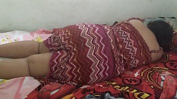 若い女の子隠されたカメラで寝ている間にテーピングされているので、膣がズボンなしで彼女のドレスの下に見え、彼女の裸の尻を見ることができます