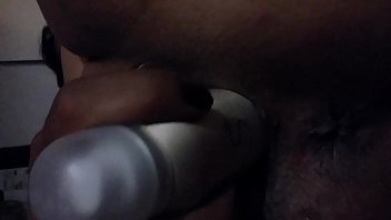 morocha pide la pija en el culo mientras se cola un desodorante