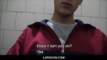 Um garoto latino heterossexual acorda com um cara gay oferecendo dinheiro na banca do banheiro POV