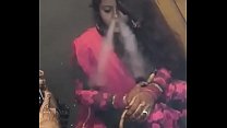 Fumando Hot-Girl recién casada tomando cachimba!