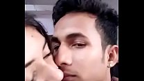Fidanzato fidanzato bacia in una stanza