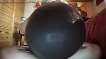 Ein riesiger schwarzer Ballon wird verwendet, als wäre es ein großer harter Schwanz!