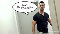 Hétéro Euro Daddy se masturbe pendant que sa femme attend en bas