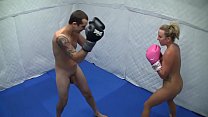 Dre Hazel derrota cara em luta competitiva de boxe nu