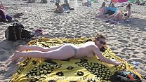 Masaje en topless en la playa en Nueva York