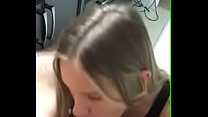 Rubia ninfómana da una mamada descuidada en el baño