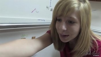 La studentessa Chastity Lynn si scopa un dildo montato a muro nel bagno [720p] vk.cc/8aTH0h