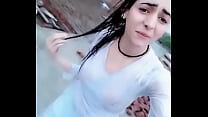 Chica de Cachemira bañándose