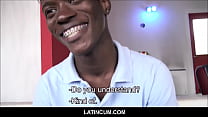 Молодой черный натуральный парень с брекетами с Ямайки в любительском видео трахается с геем-латиноамериканским режиссером за деньги в видео от первого лица