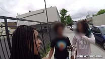 ¡ATRAPADO! ¡La chica negra es atrapada chupando a un policía durante la manifestación!