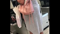 Sexy blonder tragender Zapfen in Shop 2