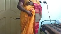 desi indiano cornea tamil telugu kannada malayalam hindi tradire moglie vanitha indossare saree color arancio mostrando grandi tette e figa rasata premere tette dure premere nip sfregamento figa masturbazione