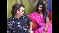 Молодая индийская дама делает минет пожилому мужчине на красном диване