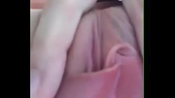 Chica blanca mostrando su culo y su coño