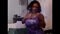セクシーな黒人女性キム・エテルニティの趣味はハードシュレンを吸っている
