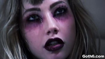 Enfer ouais! Ivy Wolfe, la nympho jeune fille gothique devient folle!