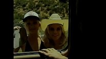 Katie Gold e Shay Sweet, dois garanhões loiros que pegam carona, compartilham o pau do garanhão na parte de trás de sua van