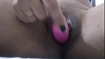 Индийская девушка использует вибратор в ее киске с большими губами