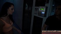 Hardcore-Dominanz Wer würde jemals denken, dass ein Geldautomat wäre