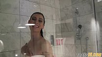 Трансвистит с маленькими сиськами принимает душ, пока снимали на видео