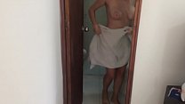 J'ai attrapé ma demi-soeur en train de se masturber sous la douche