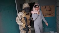 TOUR OF BOOTY - ¡Puta árabe satisface a los soldados estadounidenses en una zona de guerra!