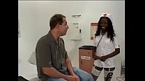 Шаловливая черная медсестра обожает сосать и трахаться с белым чуваком в клинике