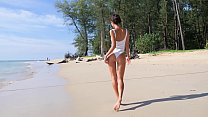 Сексуальная тинка на пляже соблазняет своей задницей в сплошном бикини