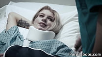 Una paziente tatuata si fa scopare la figa