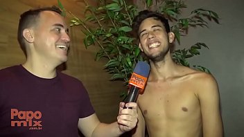 Clube dos Pauzudosで、PapoMixがポルノスターのRenatoにインタビューします