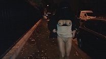 muçulmano velado andando de topless na rua