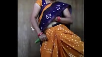 Senhora indiana usando pepino na vagina