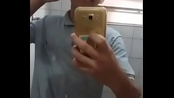 Novinho se masturbe dans la salle de bain