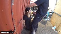 Visser les flics - méchante Latina surprise en train de sucer une bite de flics