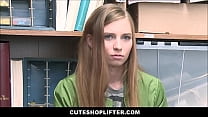 Симпатичная худенькая крошечная девственница Ава Паркер поймана за кражей в магазине за первый секс с охранником без полицейских