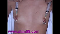 Inyección de solución salina en los pezones de los senos Bombeo de tetas y vibrador