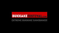 Mujeres pechugonas perforadas en una fiesta de bukkake interracial hardcore